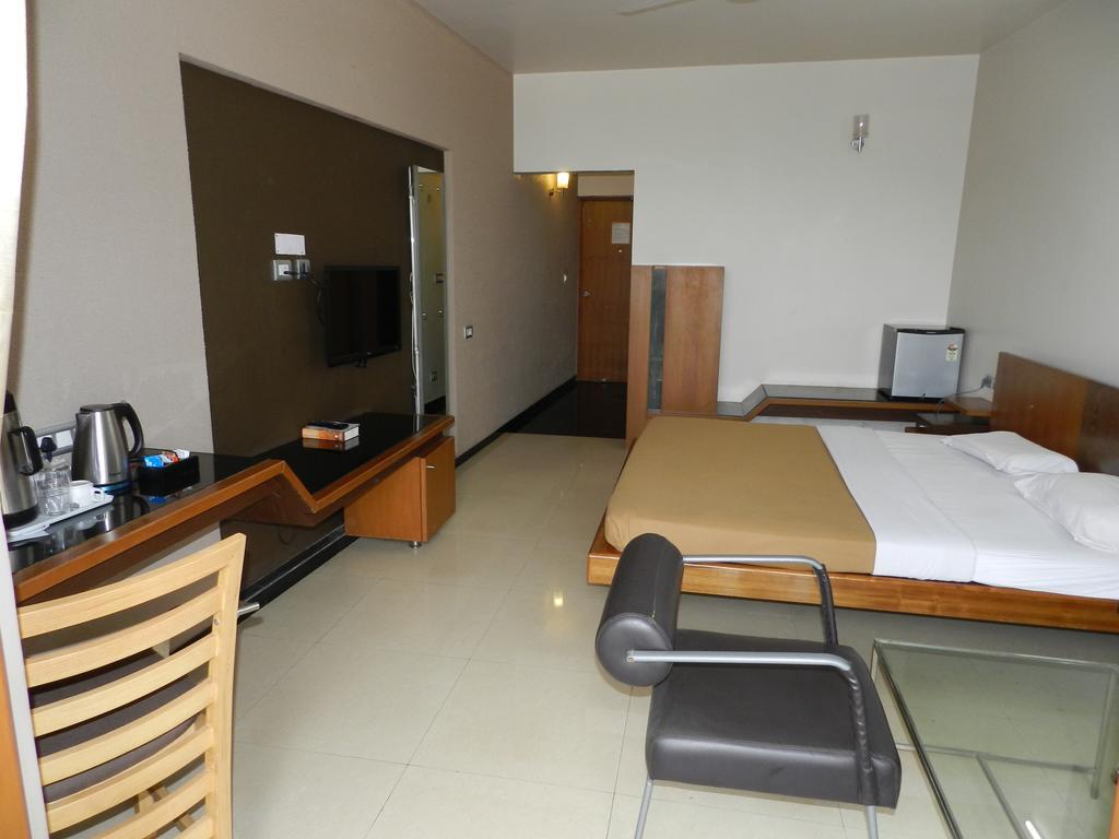 Hotel Rock Regency Toranagallu Habitación foto
