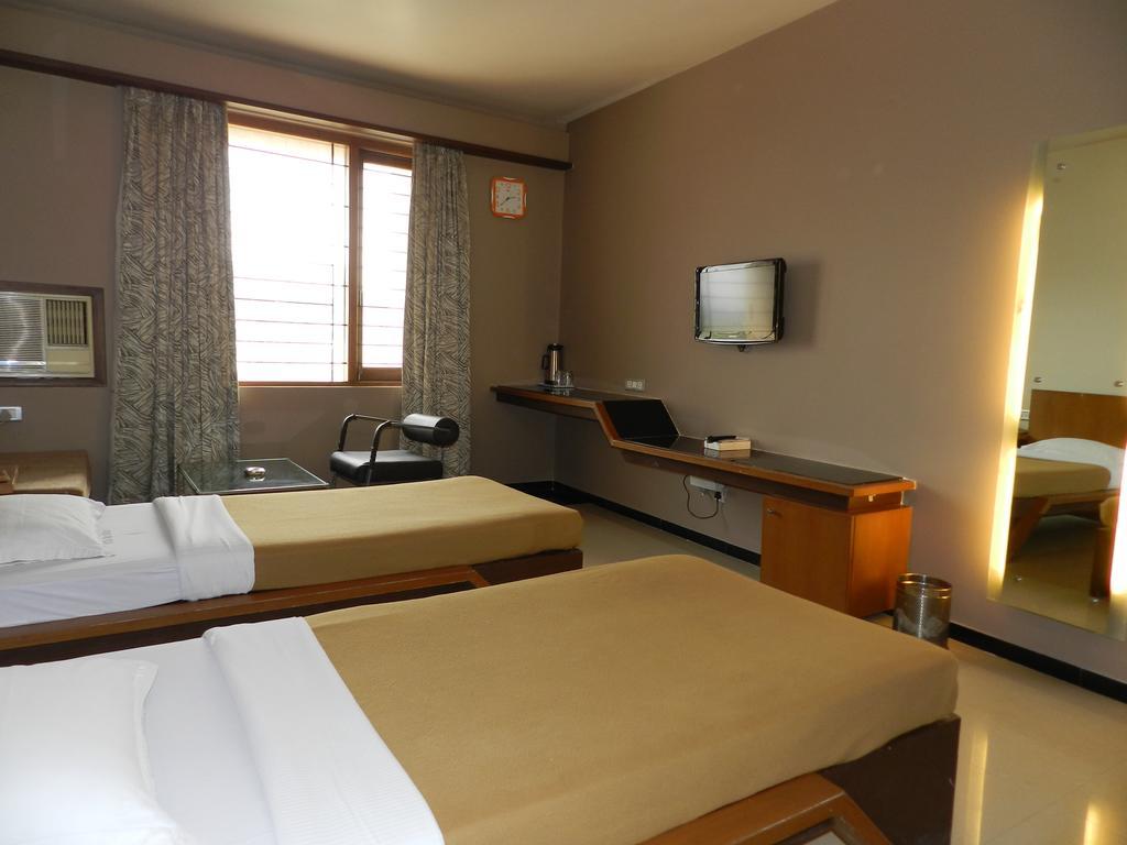 Hotel Rock Regency Toranagallu Habitación foto