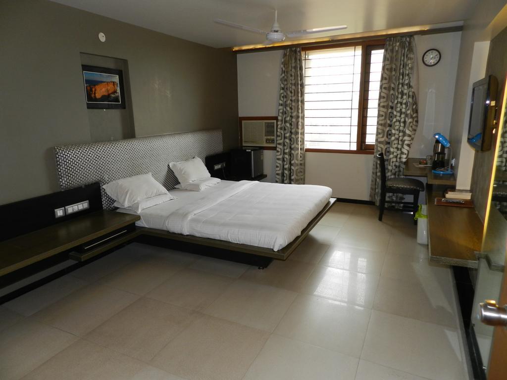 Hotel Rock Regency Toranagallu Habitación foto