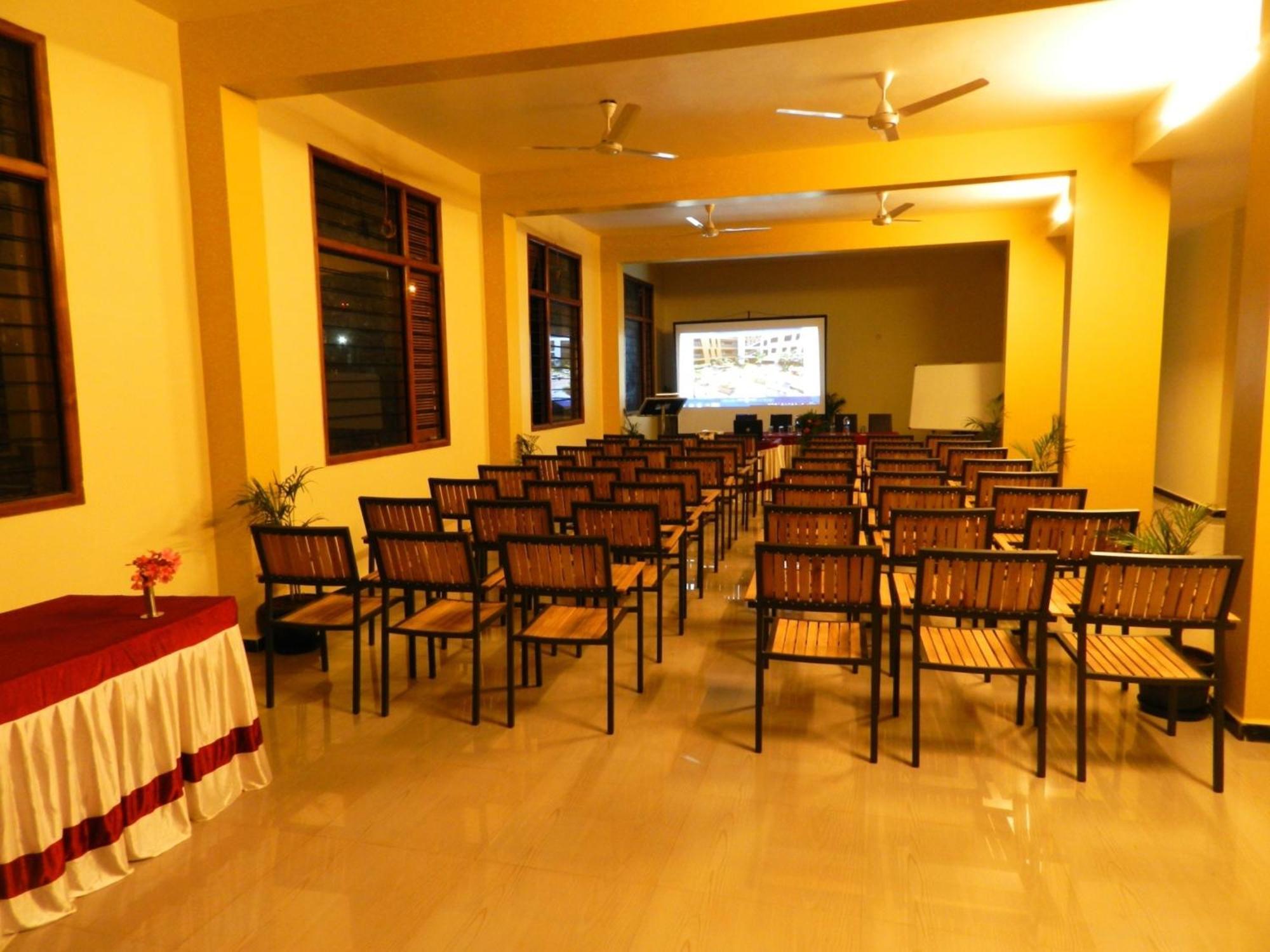 Hotel Rock Regency Toranagallu Exterior foto