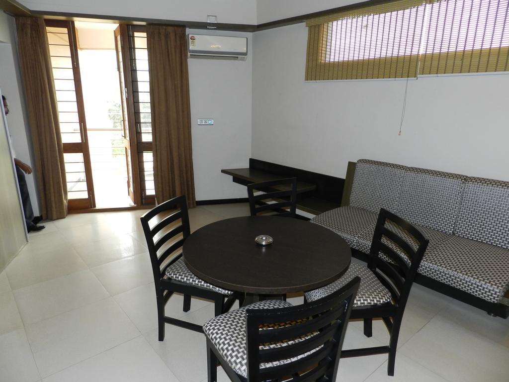 Hotel Rock Regency Toranagallu Habitación foto
