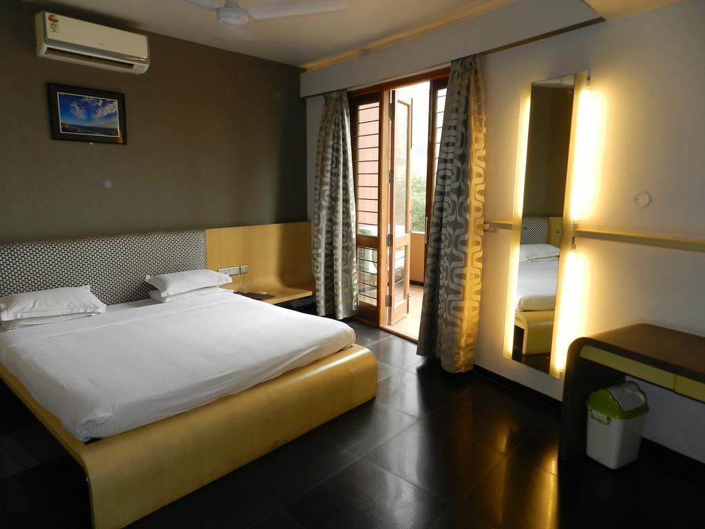 Hotel Rock Regency Toranagallu Habitación foto
