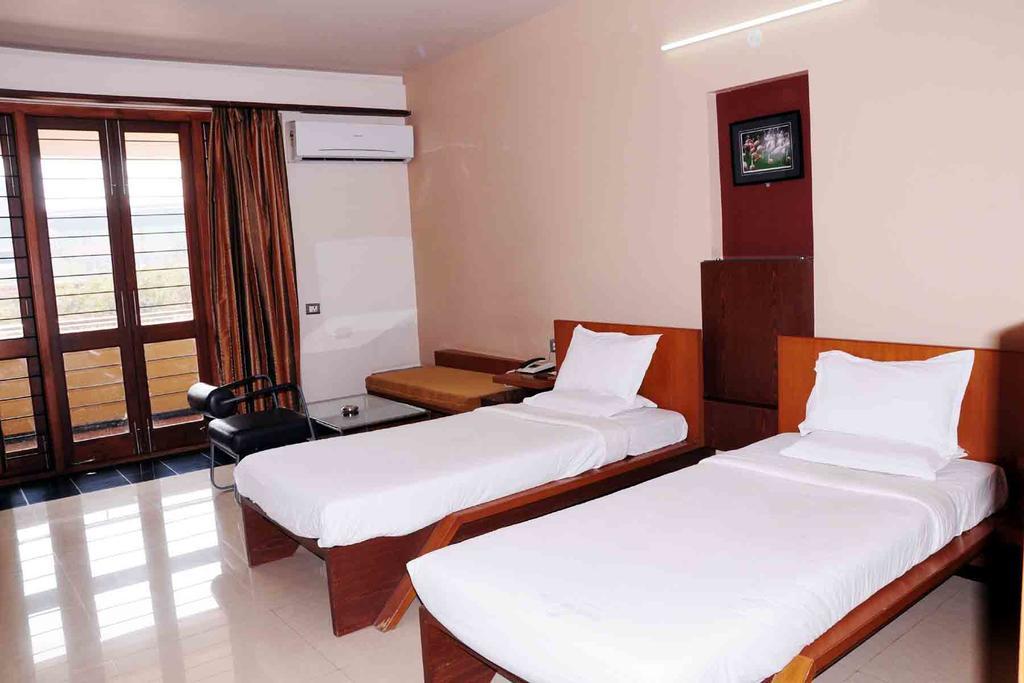 Hotel Rock Regency Toranagallu Exterior foto