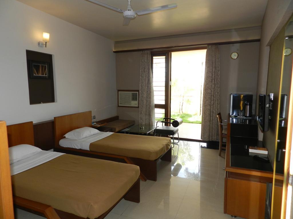 Hotel Rock Regency Toranagallu Exterior foto
