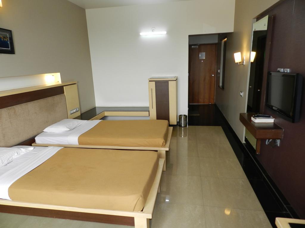 Hotel Rock Regency Toranagallu Exterior foto