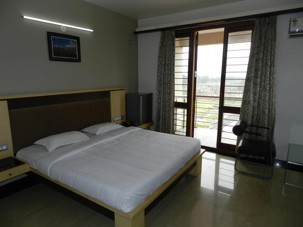 Hotel Rock Regency Toranagallu Exterior foto